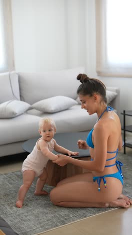 madre y bebé jugando juntos en la sala de estar