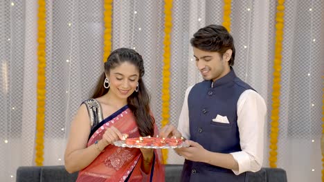 una pareja india disfrutando del diwali