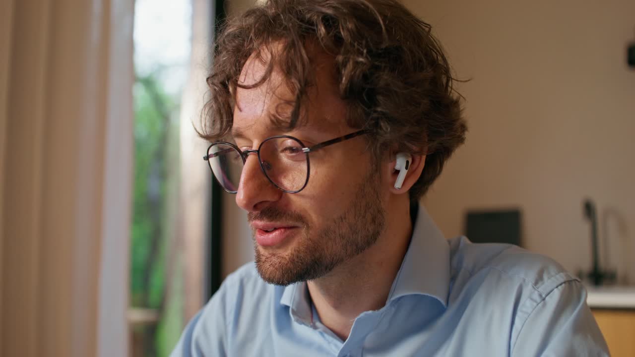 hombre en una llamada de video