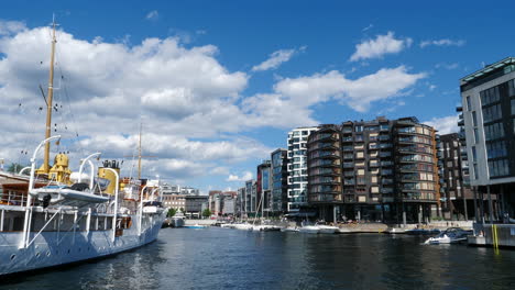 Ruhige-Hafenszene-In-Oslo-Mit-Angedocktem-Kreuzfahrtschiff-An-Einem-Sonnigen-Tag,-Statisch