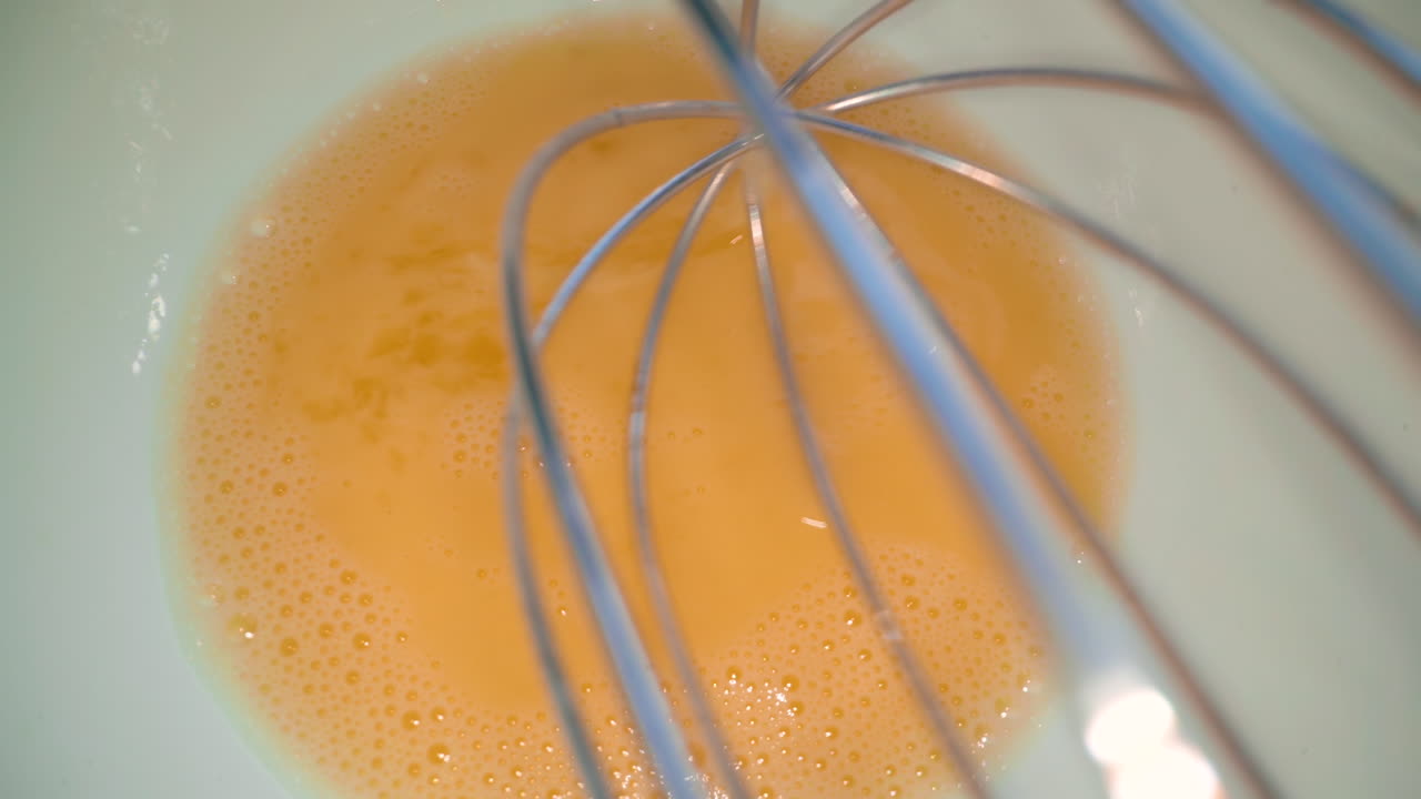 batido nuevo y huevo fresco en tazón de cerámica a la luz brillante