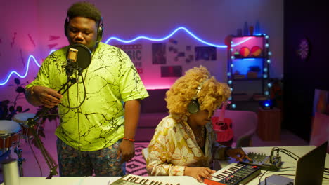 sesión de producción musical en un estudio de grabación