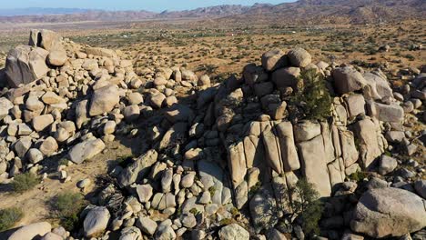 Langsame-Drohnenaufnahme-Von-Garths-Boulder-Gardens-In-Der-Wüste-Mit-Atemberaubender-Aussicht