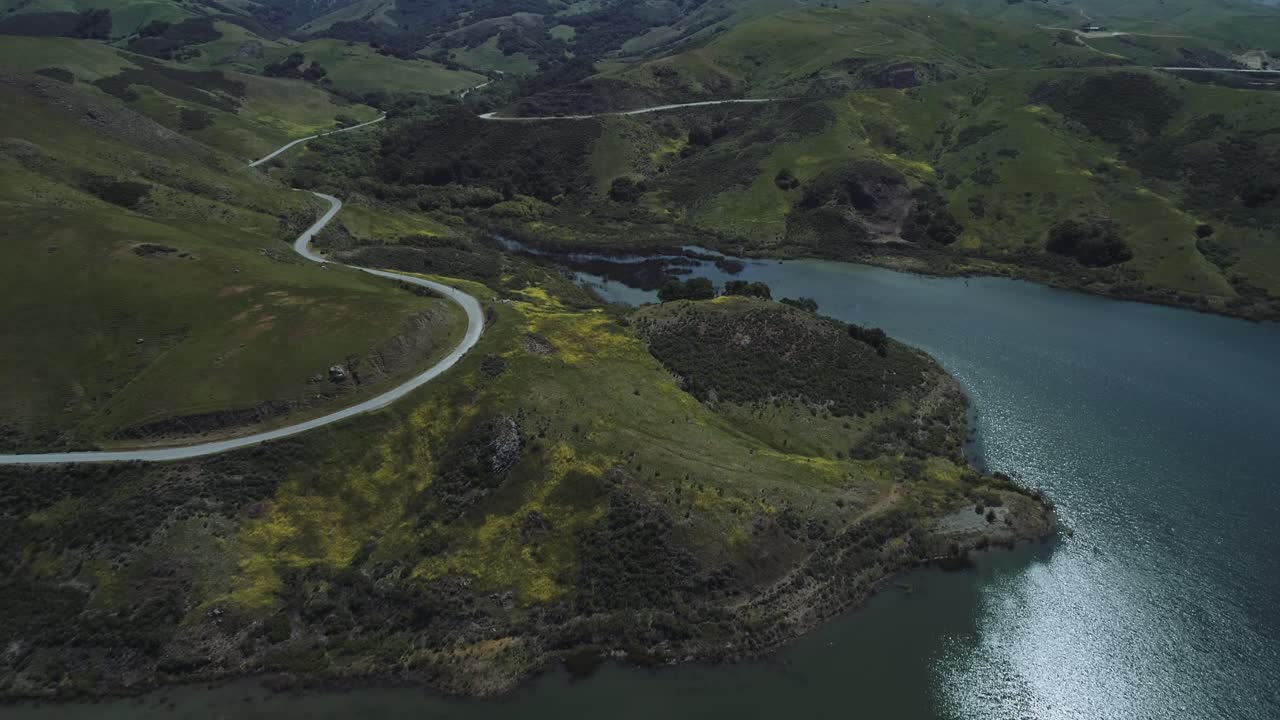 캘리포니아 해안 산맥을 통과하는 구불구불한 도로의 드론 샷