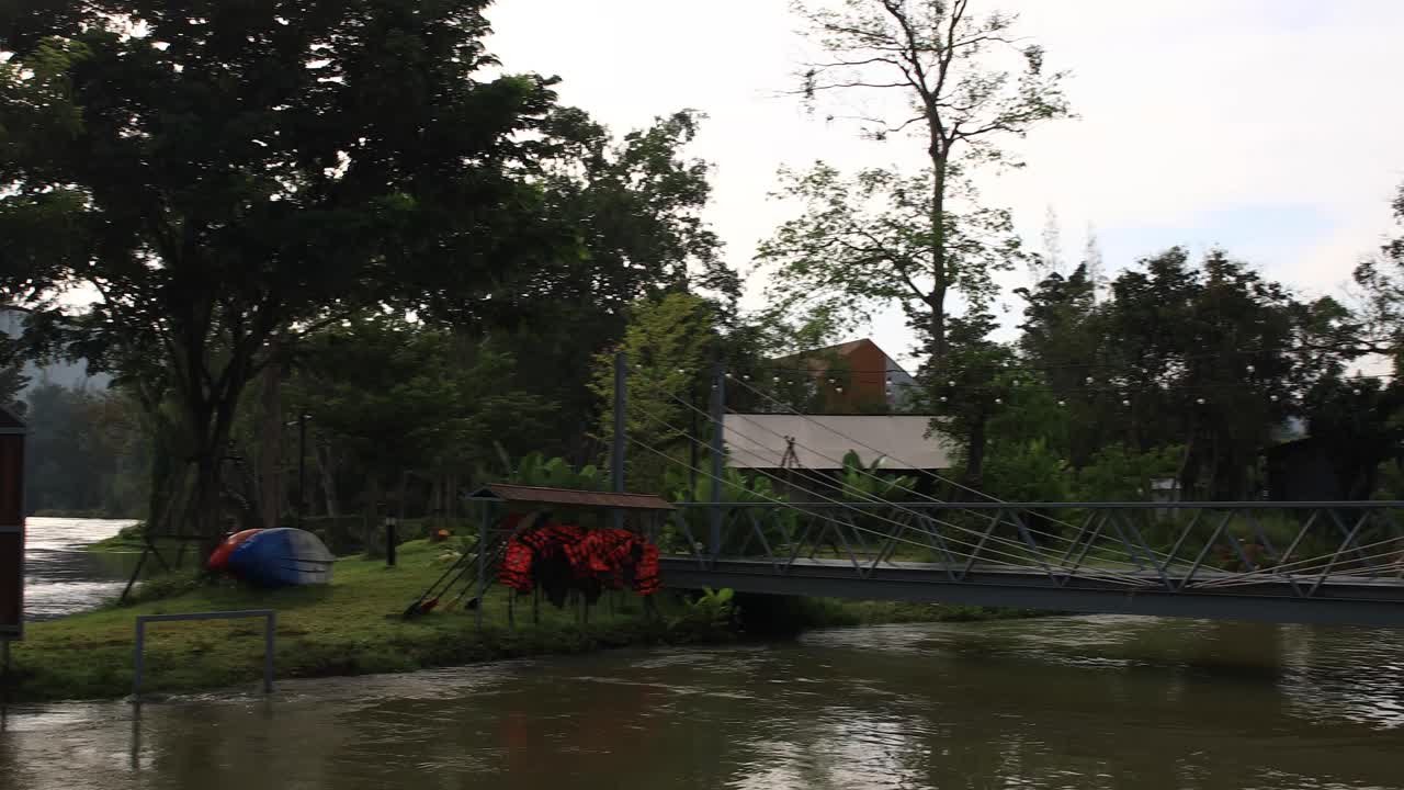 4k paisaje hermoso paisaje con un río que fluye con kayaks en la orilla del río