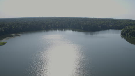 Langsames-Schieben-über-Einen-Teich-In-Brewster,-Cape-Cod,-Massachusetts