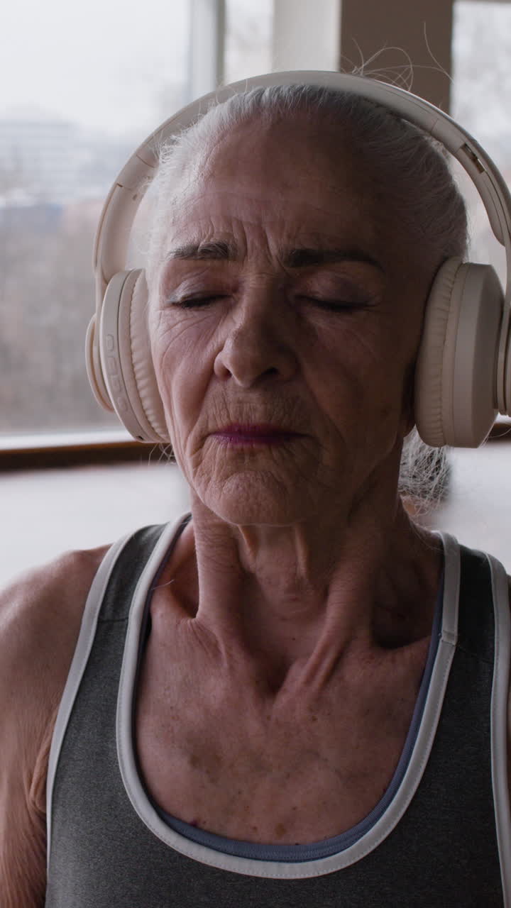 mulher idosa a ouvir música.