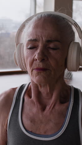 una anciana escuchando música.