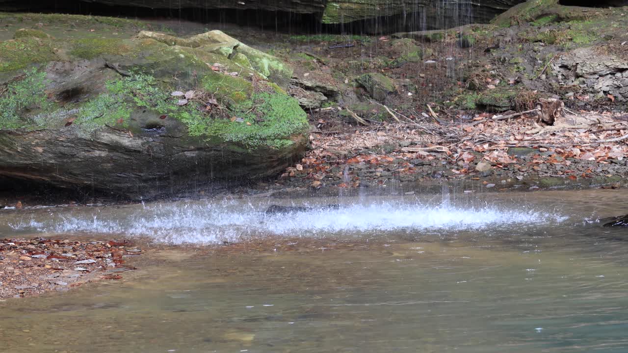 cascada agua golpeando estanque 4k