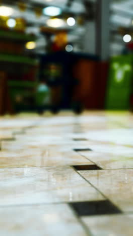 piso de azulejos en un supermercado