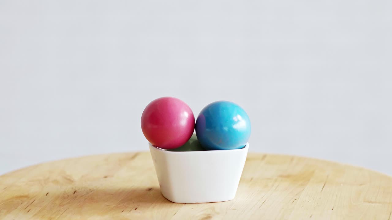 huevos de pascua coloridos en la mesa