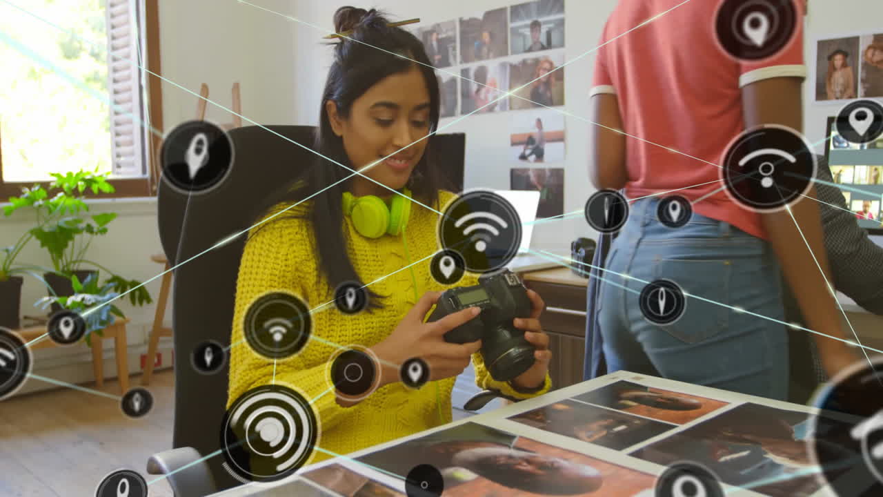 revisando fotos, mujer sosteniendo una cámara con conexiones de red animación en la oficina