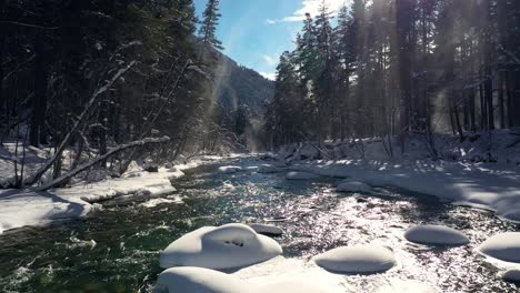 Schöner-Schneeszenenwald-Im-Winter.-Überfliegen-Von-Fluss--Und-Kiefernbäumen,-Die-Mit-Schnee-Bedeckt-Sind.