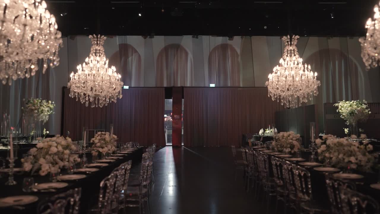 웨딩 홀, 고급 장식, 꽃 디자인, 멋진 인테리어, 들리어 장식 조명, 느린 동작 풀 hd 비디오의 광범위한