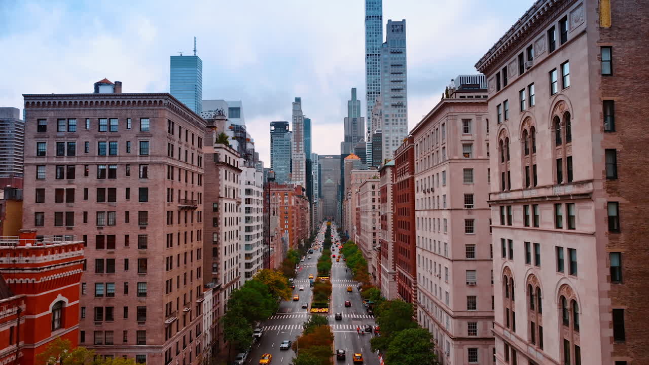 Nova York, EUA, 8 de outubro de 2025: muitos carros particulares e táxis amarelos no trânsito de Nova York, EUA. Filmagem de drone se aproximando dos arranha-céus no centro da cidade