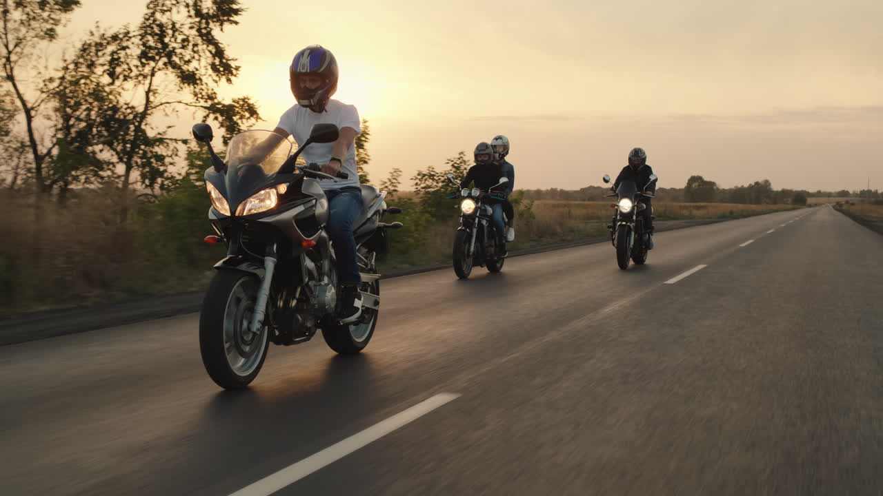 un grupo de motociclistas montan motocicletas en la carretera 1