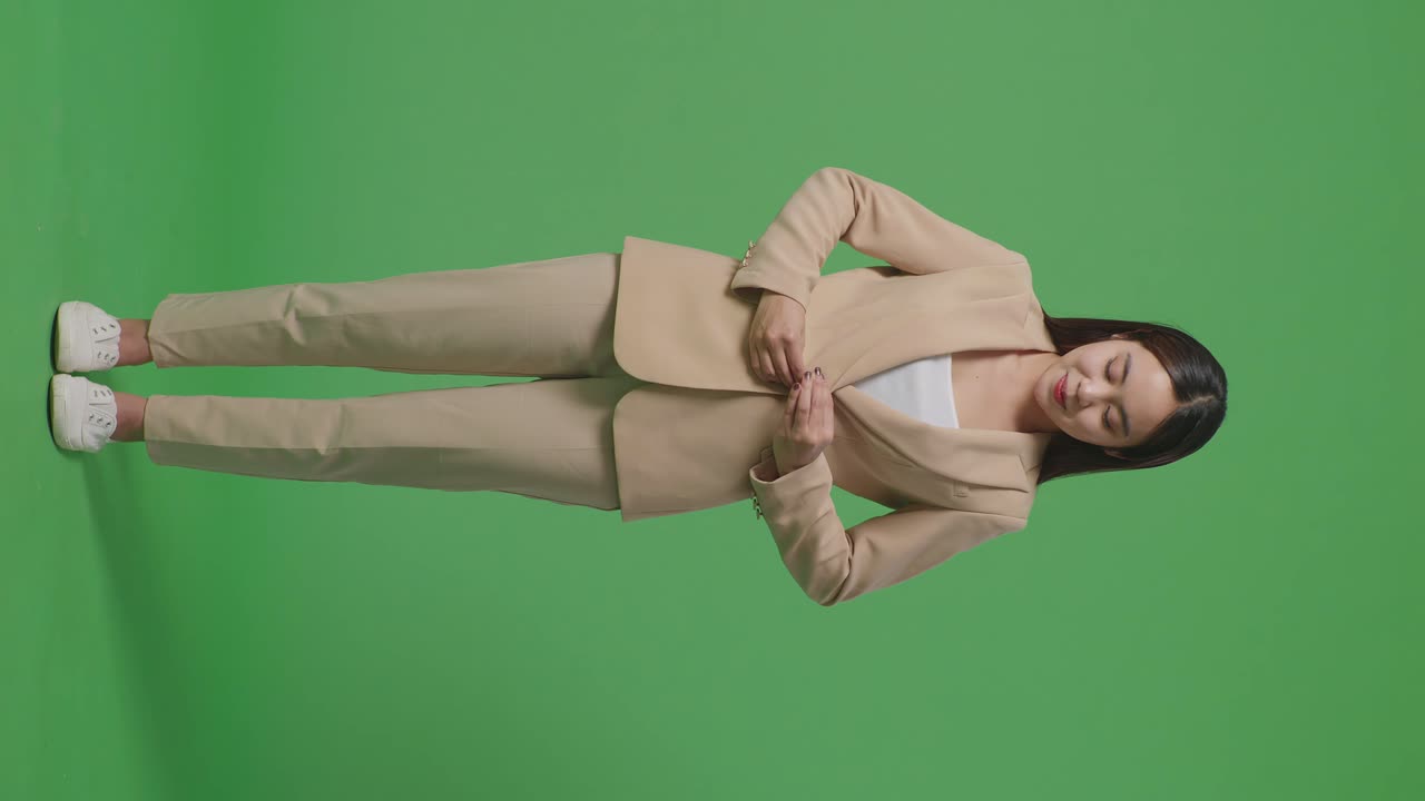 베이지색 사업복을 입은 여자