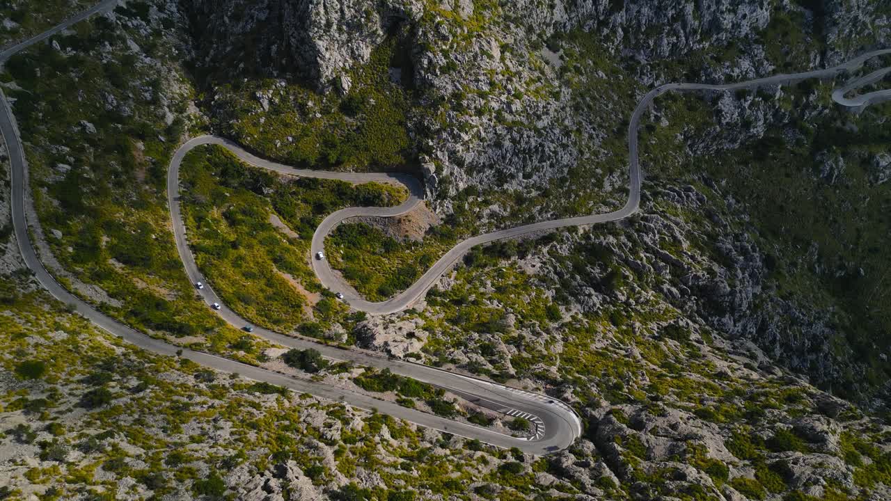Vista aerea dall'alto della strada a serpentina di Sa Calobra che taglia un ripido terreno montuoso, sfondo panoramico, Maiorca - Spagna