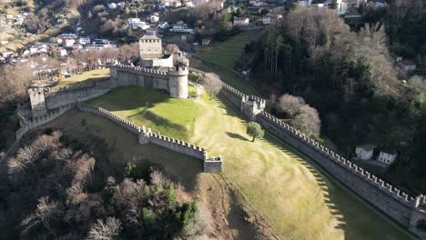 Bellinzona-Suiza-Vuelo-Inverso-Muestra-Los-Terrenos-Del-Castillo