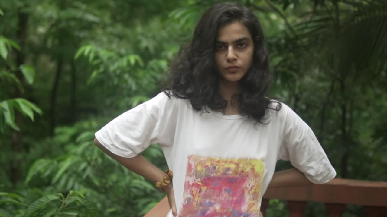 retrato de una hermosa joven decidida mirando a la cámara con rostro serio - personas emociones concepto de primer plano con fondo borroso