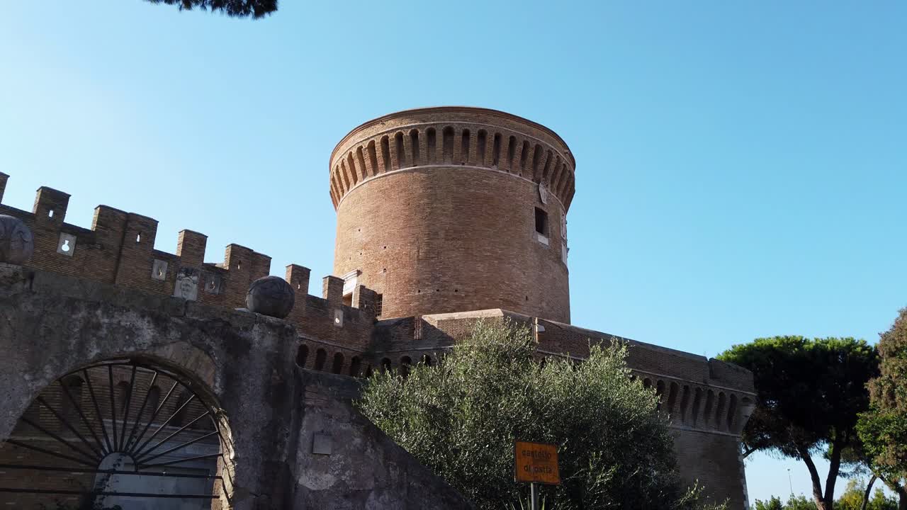 Vista sul Castello chiamato Rocca di Ostia, situato nel borgo storico di Ostia Antica, alle porte di Roma, in Italia