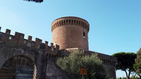 Blick-Auf-Die-Burg-Namens-Rocca-Di-Ostia-Im-Historischen-Dorf-Ostia-Antica-Am-Stadtrand-Von-Rom-In-Italien