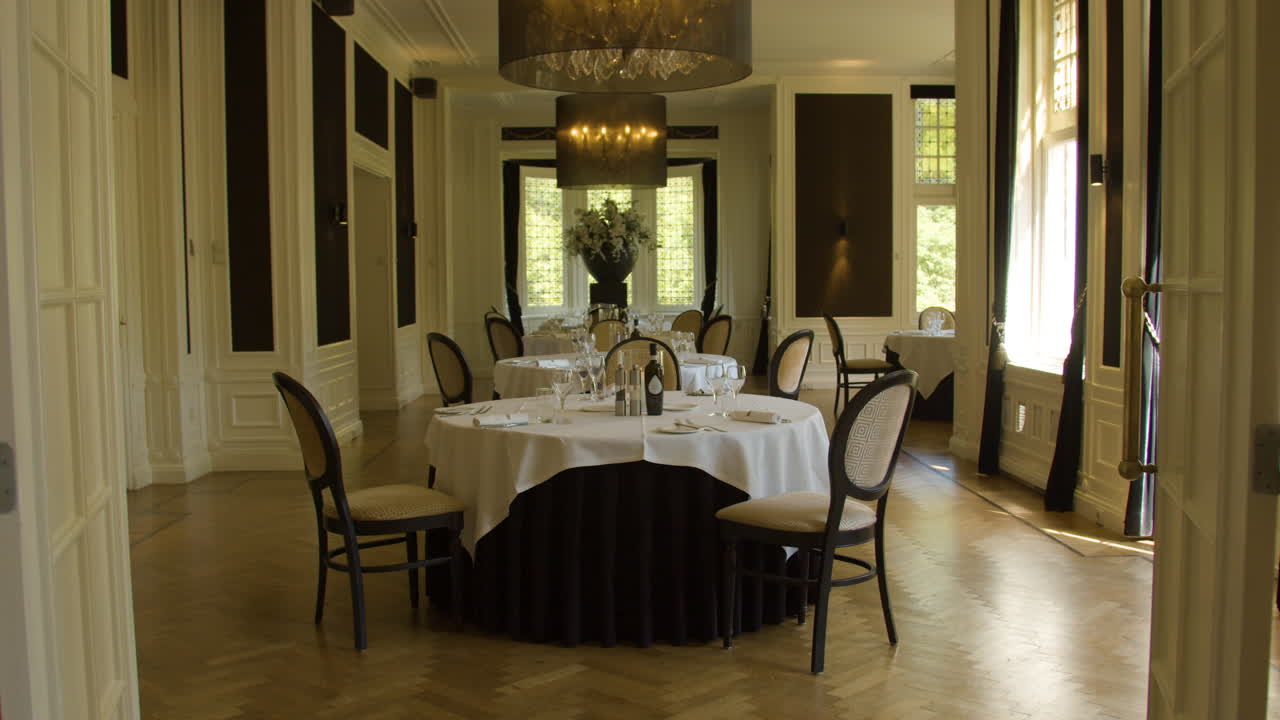 아름다운 식당의 돌리