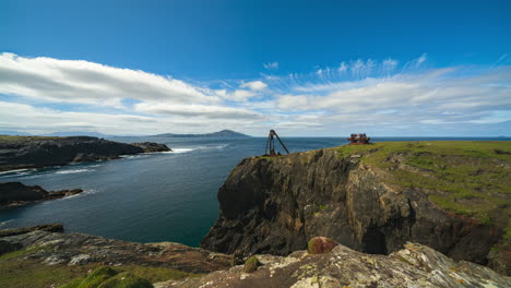 lapso de tiempo de la costa escarpada con nubes en movimiento en un día soleado en la bahía de cloughmore en la isla de achill en el condado de mayo a lo largo del camino atlántico salvaje