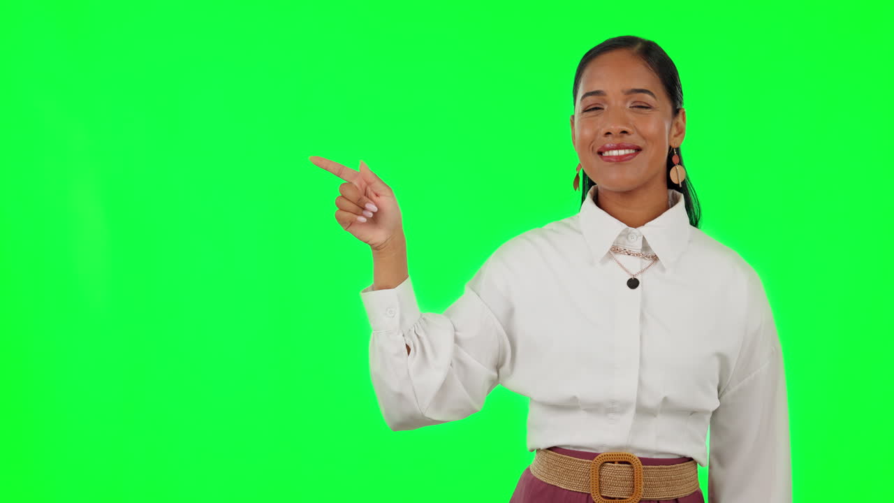 mujer feliz, manos y apuntando a la pantalla verde