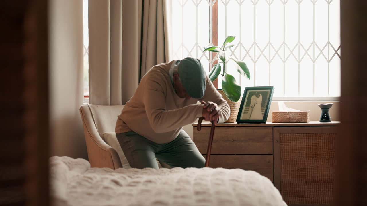 한 노인이 의자에 앉아 젊은 부부의 사진을 바라보고 있다. 그는 지이를 들고 기억을 떠올리고 있다.