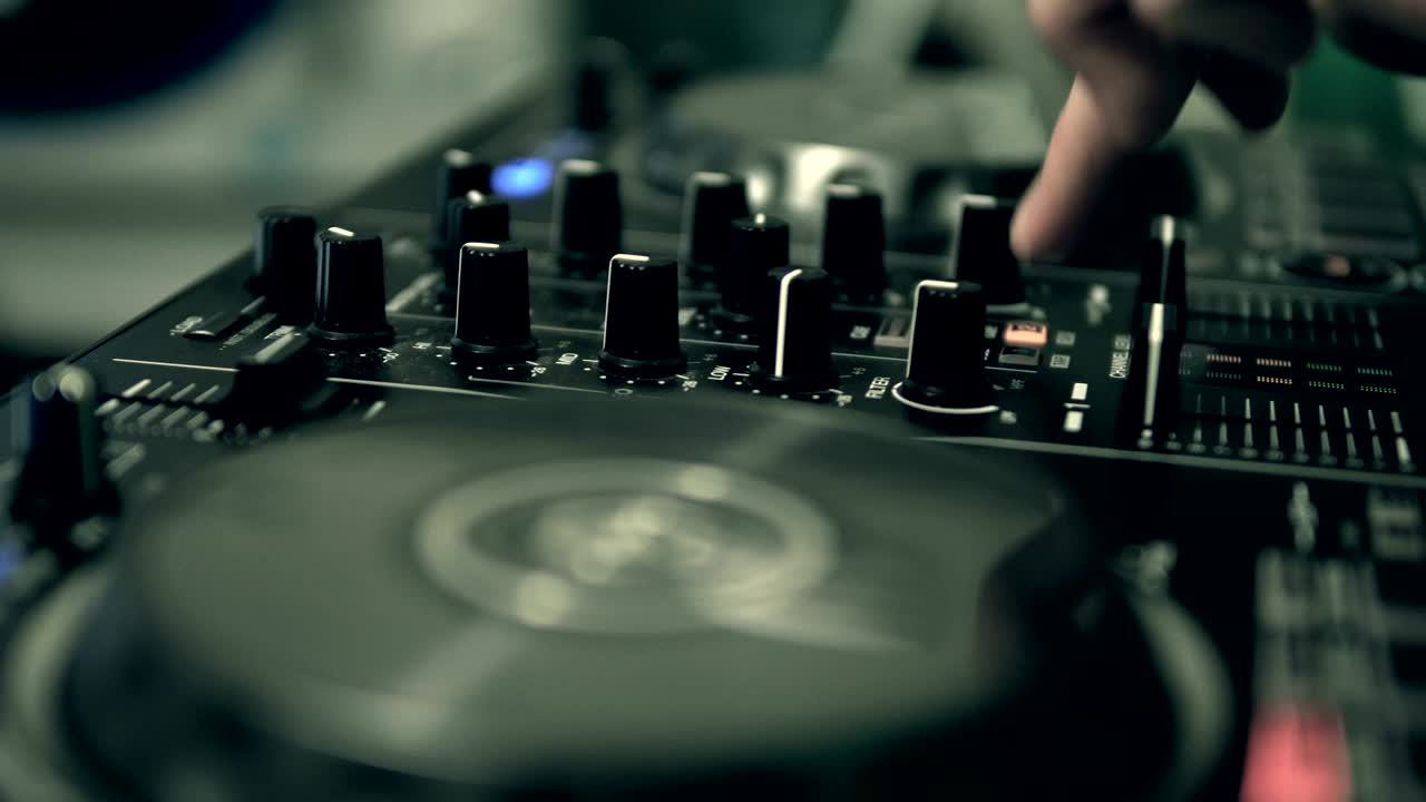 ajusta los controles de la pista en el panel de control de dj.