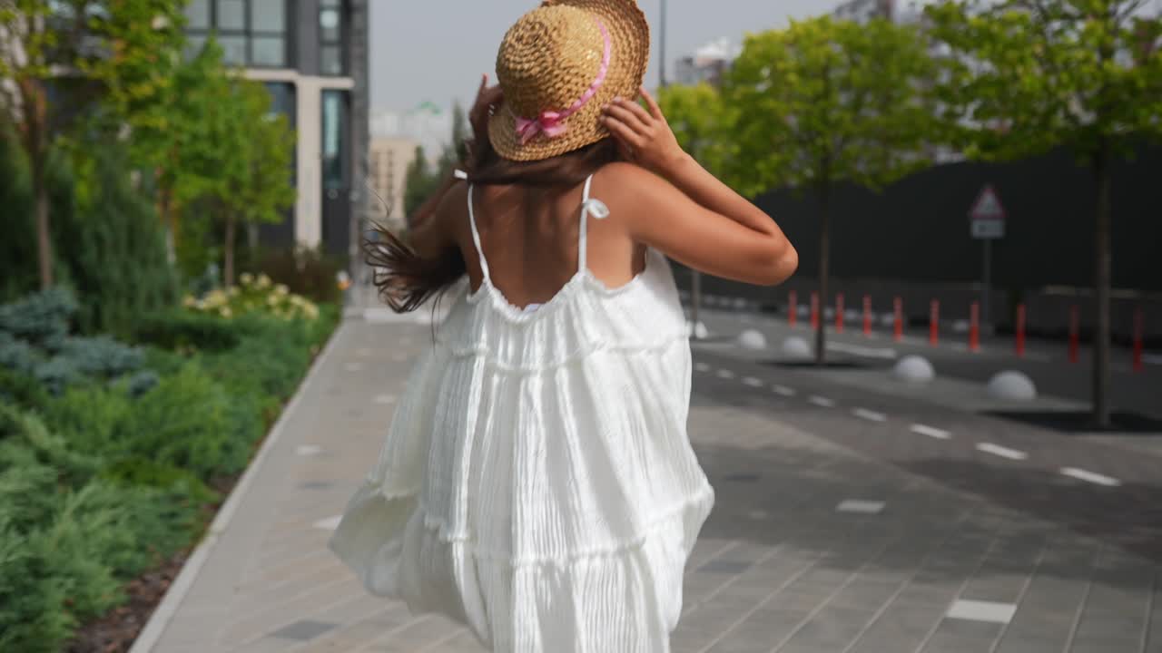 드레스 를 입은 여자 가 도시 에서 고 있다