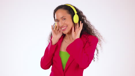 Black-woman-with-smartphone