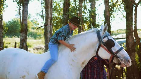 el padre pone al niño en un caballo. cámara lenta