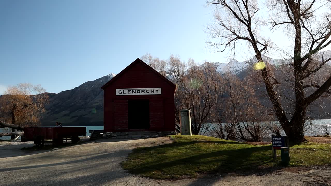 glenorchy queenstown nueva zelanda famoso cobertizo rojo en un atardecer de invierno