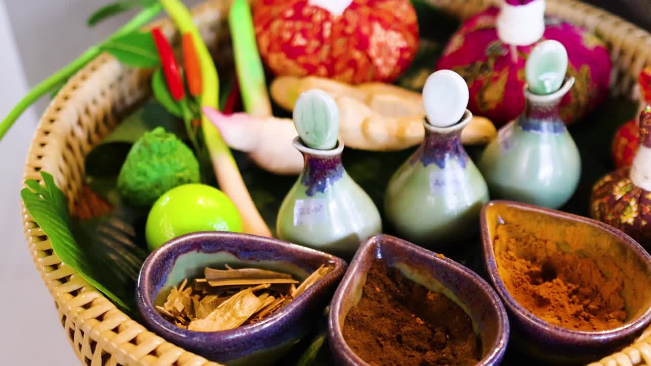 Uma exibição vibrante em close-up de frascos de óleo de cerâmica, especiarias e ervas frescas para aromaterapia.