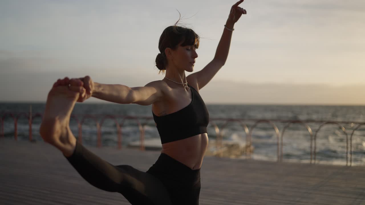 Gün Batımında Okyanus Kenarında Yoga Yapan Kadın