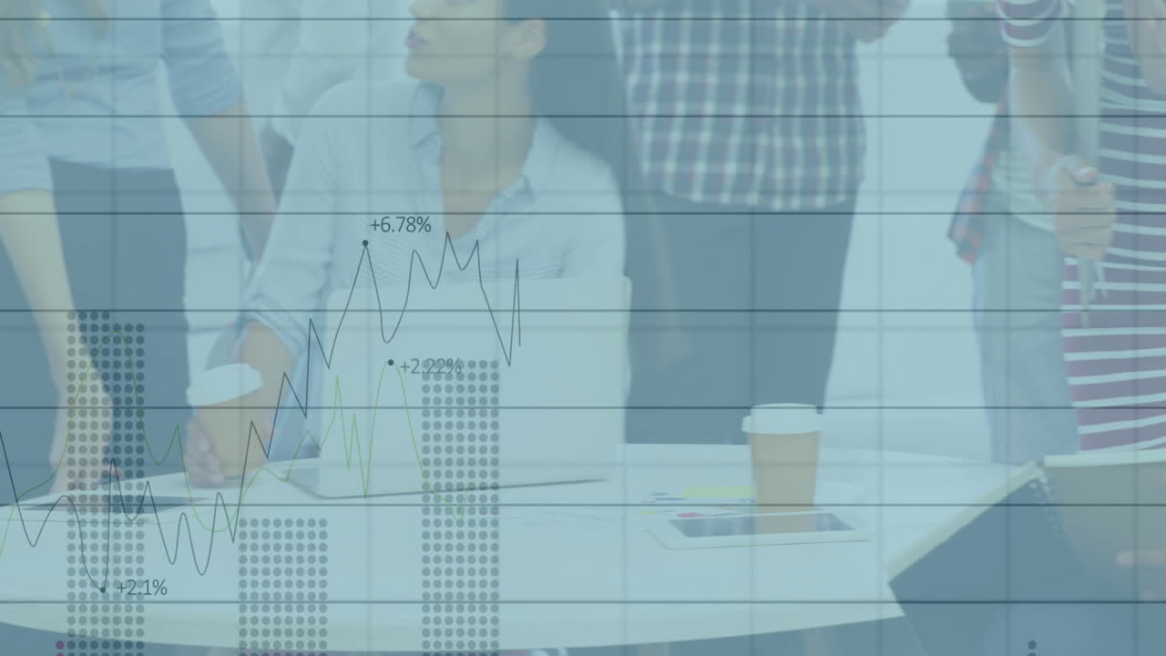 animación del procesamiento de datos financieros sobre diversas personas de negocios en la oficina