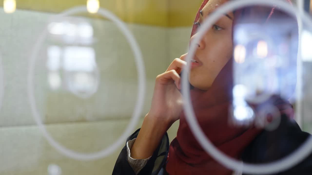 휴대 전화 4k로 이야기하는 여성