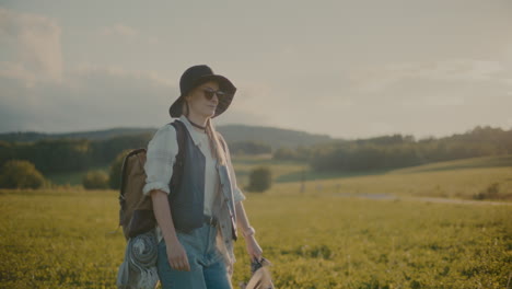 Mujer-Con-Gafas-De-Sol-Caminando-En-La-Pradera