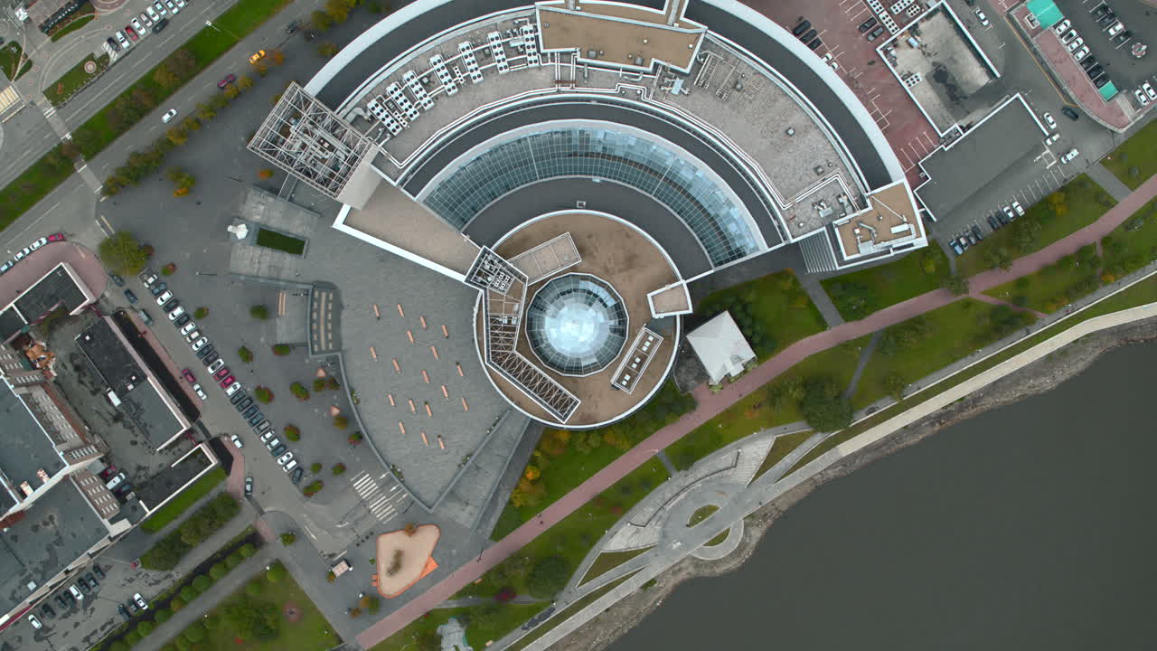 vista de ángulo alto del complejo de edificios de la ciudad moderna cerca del río