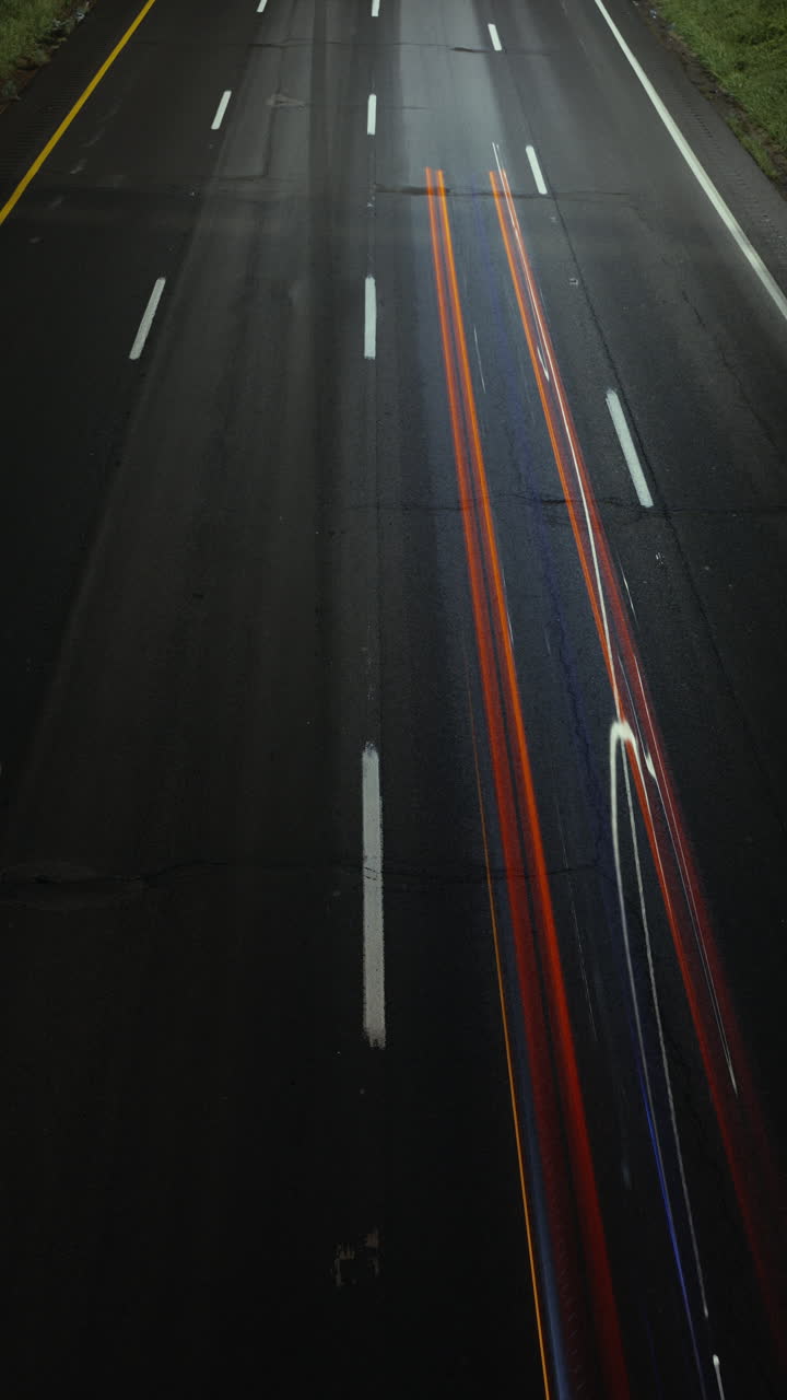 tráfico nocturno en las carreteras