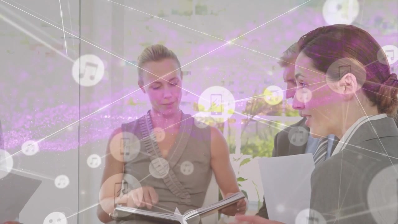 Animazione di una rete di connessioni su professionisti caucasici in ufficio