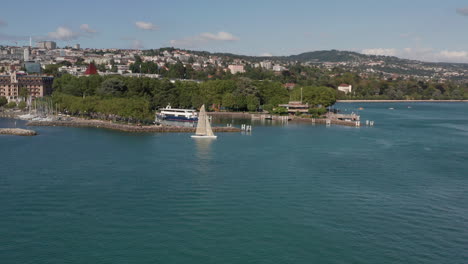 Antena-De-Velero-Saliendo-Del-Puerto-En-El-Lago-Ginebra-En-Un-Hermoso-Día-De-Verano