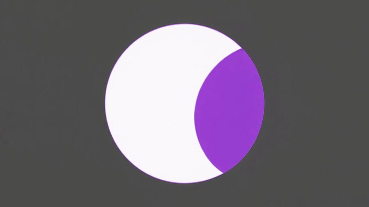 Animazione astratta di un cerchio viola che si trasforma con strisce bianche