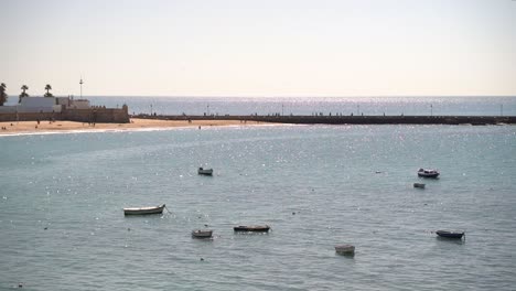 Schöne-Aussicht-Auf-Kleine-Fischerboote,-Die-Im-Hafen-Neben-Dem-Sandstrand-Geparkt-Sind