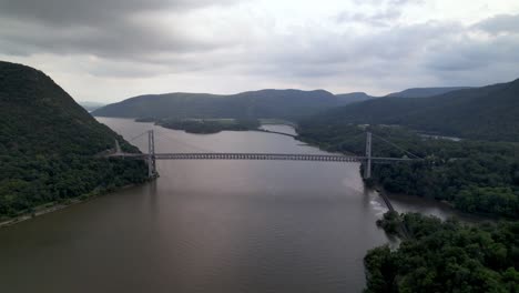 Bear-Mountain-Bridge-over-the-Hudson-River,-Highland-Falls-New-York,-Fort-Montgomery-NY