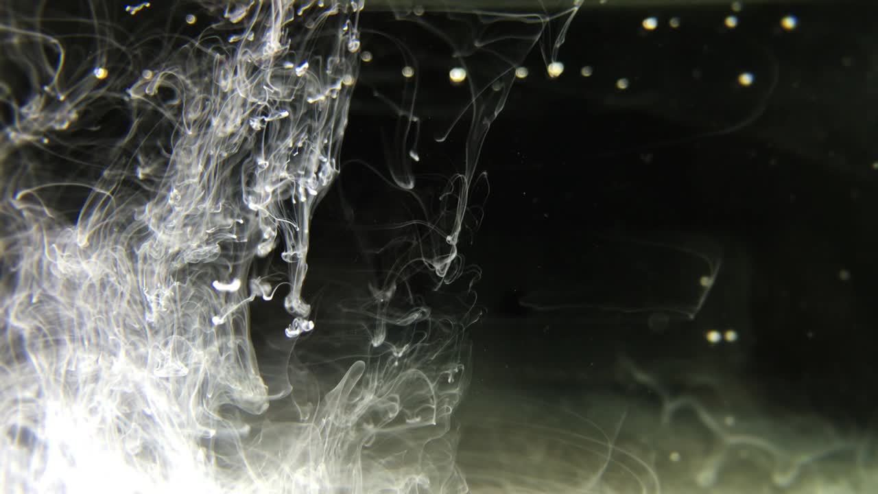 tinta atmosférica blanca con nubes blancas muy finas