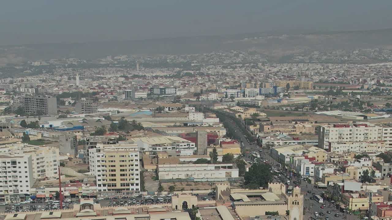 Vista aerea di sviluppo urbano in Marocco con strade trafficate.