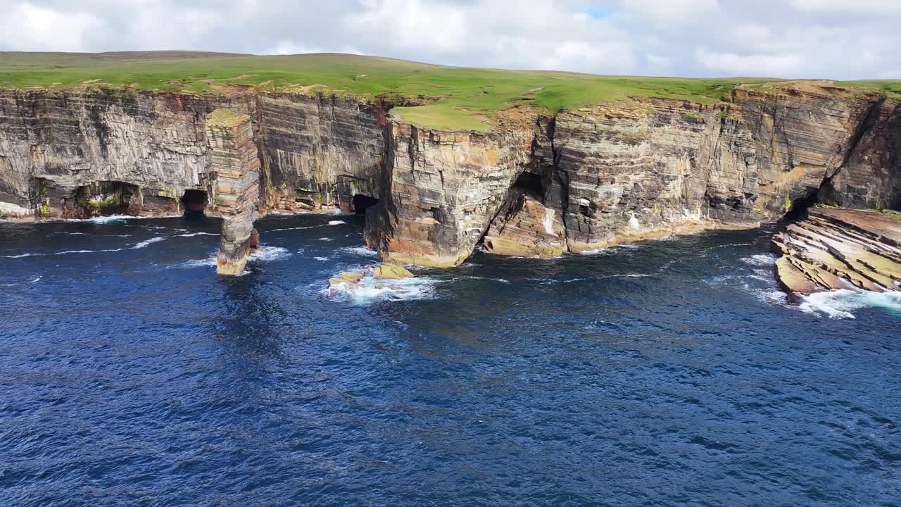 escocia, reino unido, vista aérea de pilas de rocas y acantilados panorámicos sobre el mar en un día soleado